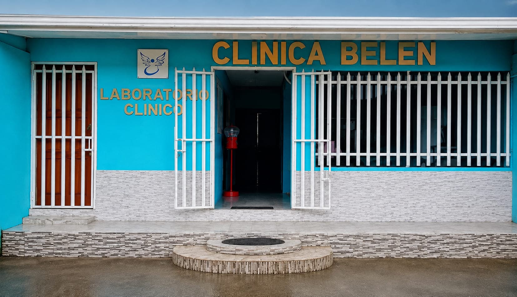 Fachada de Clínica Belén en Rosita: edificio celeste con su rótulo y la puerta abierta